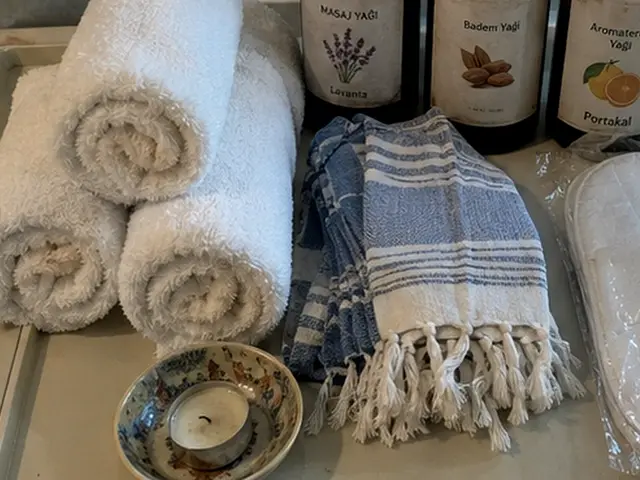Rulo havlular, mavi peştemal ve aromaterapi yağları — Beylikdüzü, Masaj Salonun