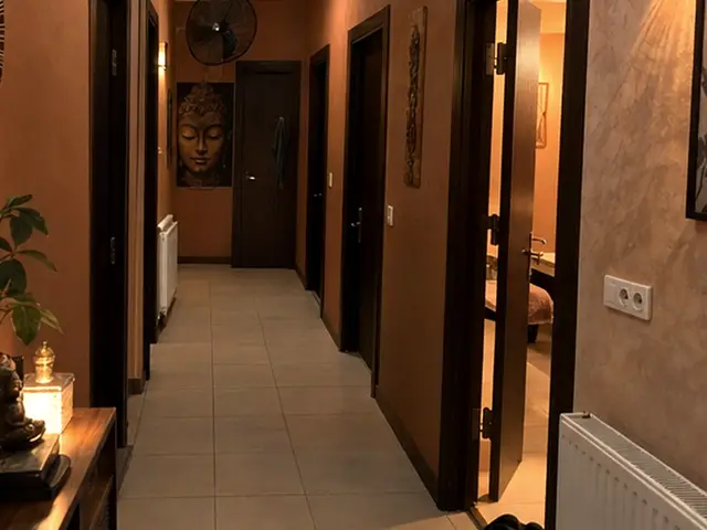 Sıcak ışıklı, kapıları açık masaj koridoru — Beylikdüzü, Masaj Salonun